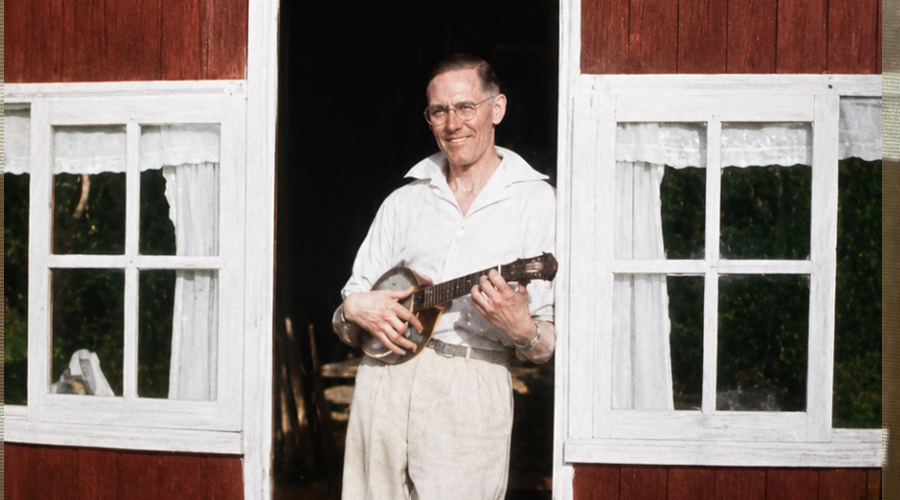 Same photograph after restoration and colourisation